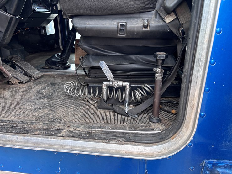 1990-peterbilt-379-image-18