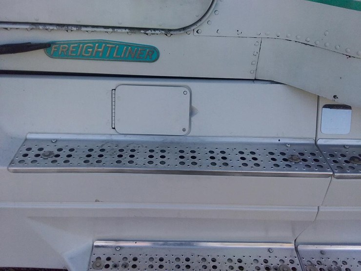 1996-freightliner-fld120-image-26