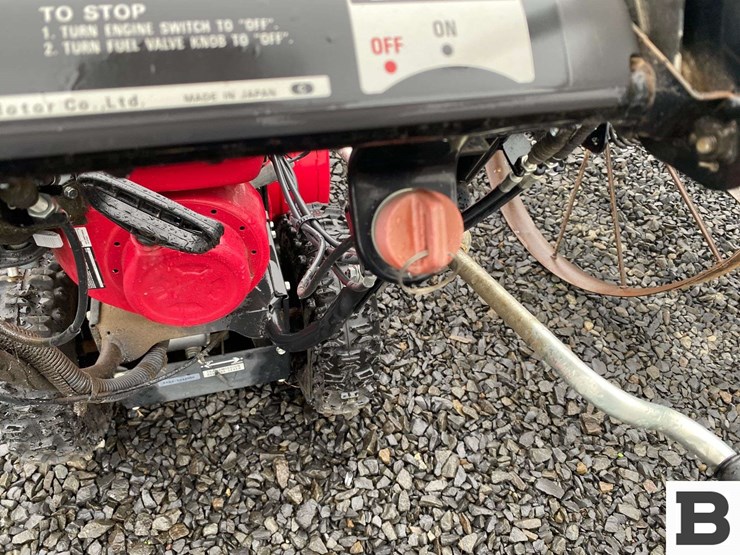 honda-hs724-walk-behind-snowblower-image-17