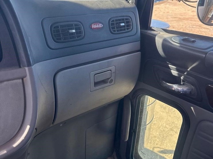 2012-peterbilt-367-image-35