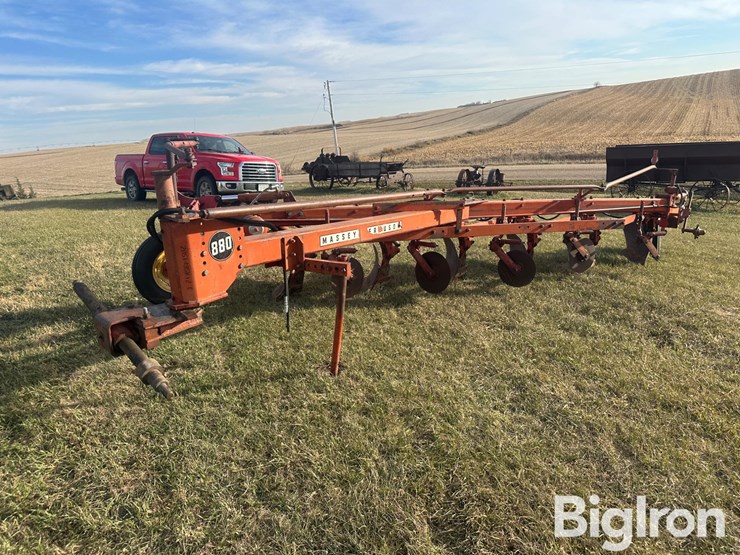 massey-ferguson-880-image-1