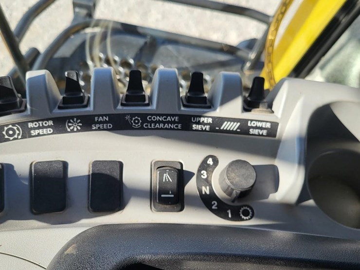 new-holland-cr9040-image-104