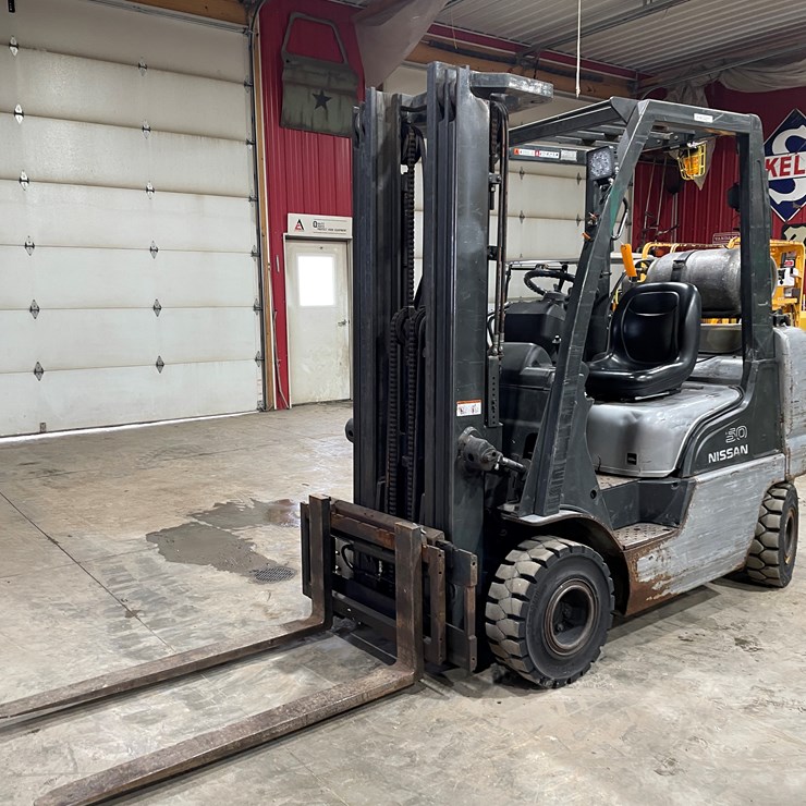 #7472 • Nissan 4,550 Lb. LP Forklift