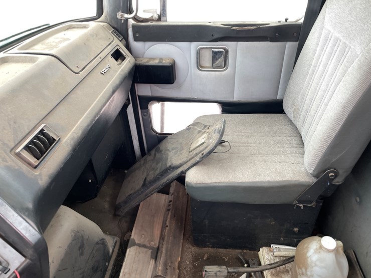 #1161-•-1996-volvo-truck-tractor-(has-mn-title)-image-23