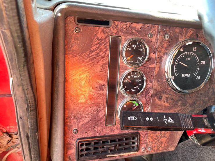 #1110-•-2002-international-5500i-6x4-dump-truck-(has-mn-title)-image-36