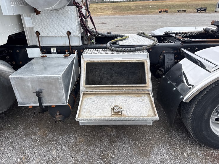 2008-peterbilt-386-image-16