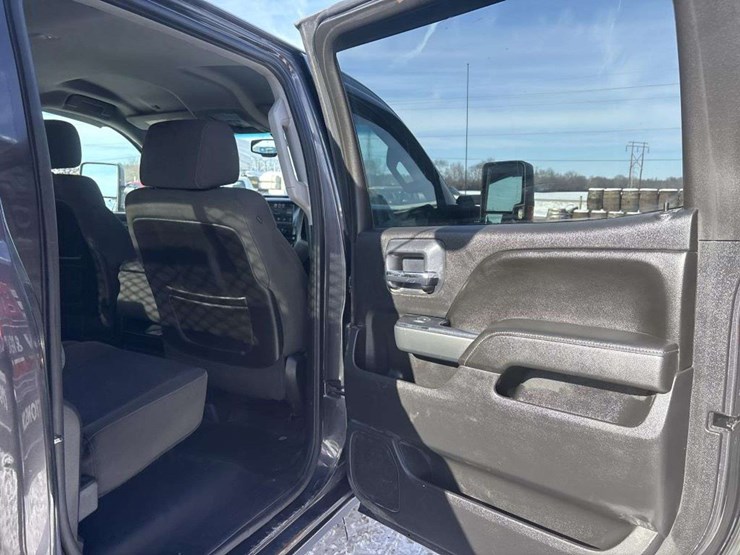 2015-chevrolet-2500-image-16