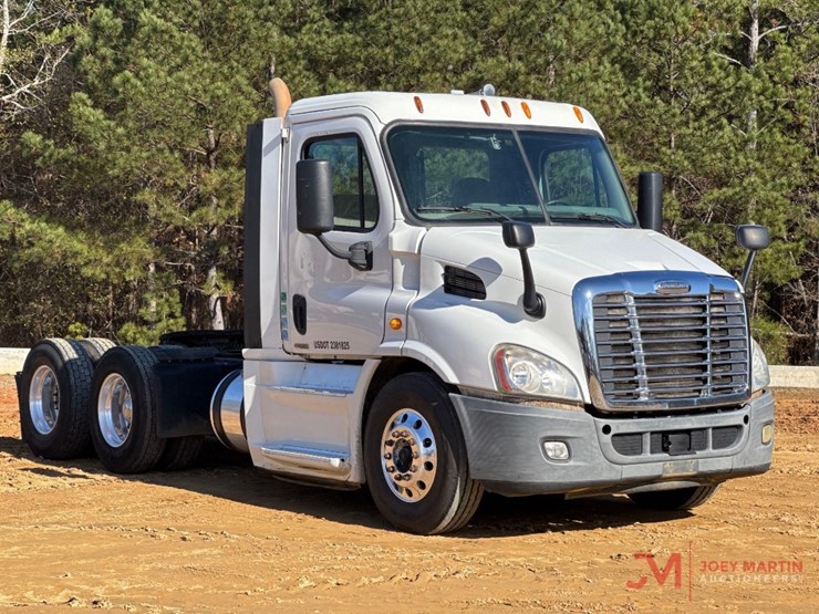 2014-freightliner-cascadia-evolution-day-cab-truck-tractor-image-1