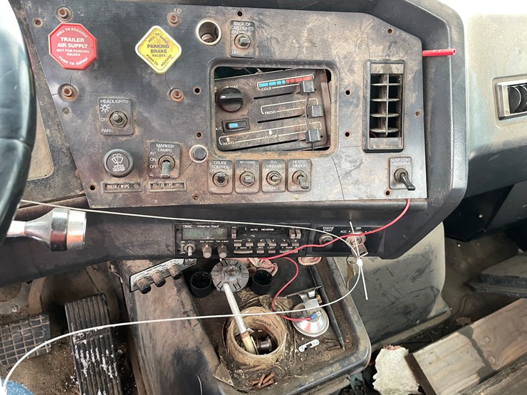 #1161-•-1996-volvo-truck-tractor-(has-mn-title)-image-24