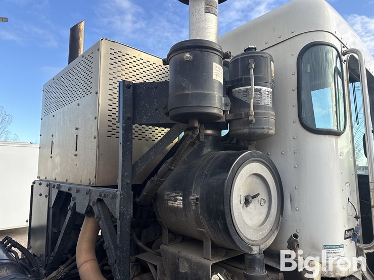 2015-peterbilt-320-image-18