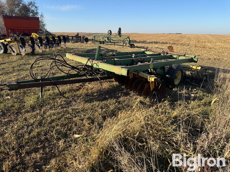 john-deere-230-image-1