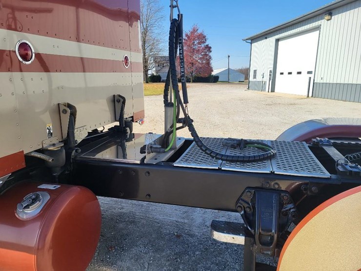 peterbilt-389-image-19