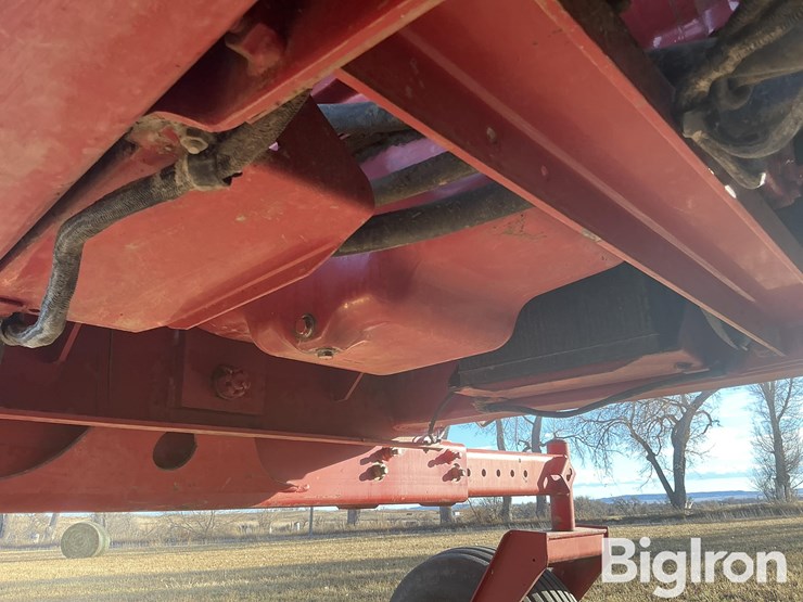 new-holland-320-image-11