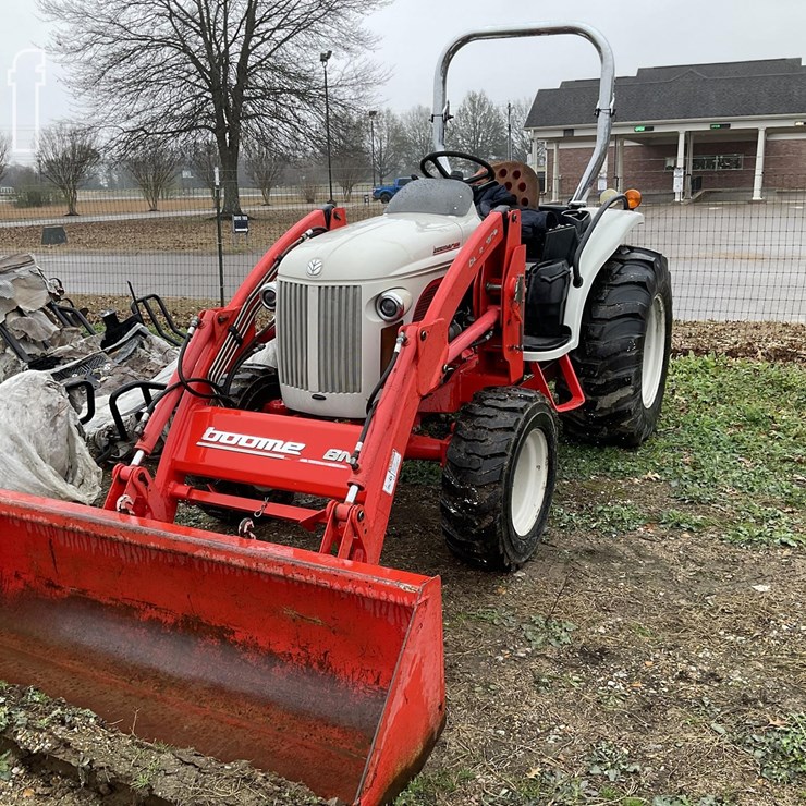 NEW HOLLAND BOOMER 8N