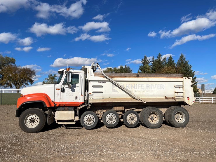 #1105-•-2005-international-5500i-6x4-dump-truck-(has-mn-title)-image-2