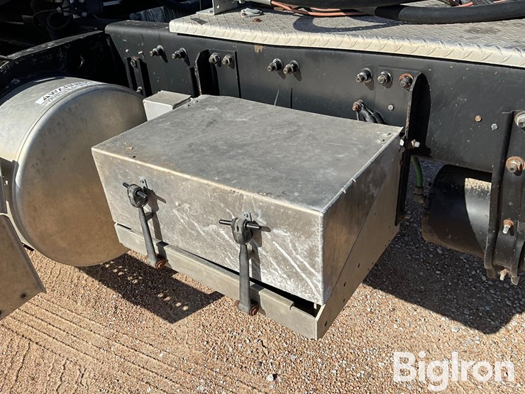 2000-freightliner-fld112-image-13