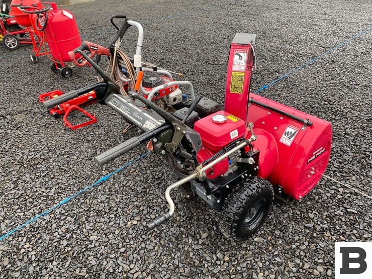 honda-hs724-walk-behind-snowblower-image-4