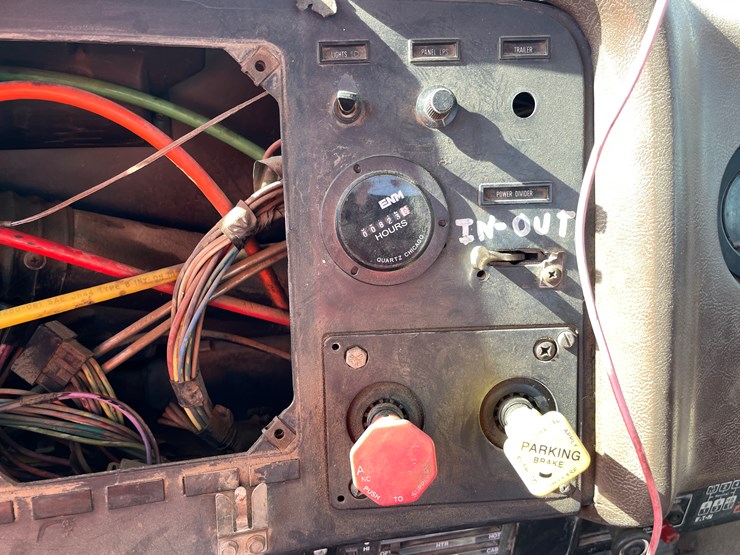 #1104-•-1989-international-truck-tractor-**should-be-trailered**-(has-mn-title)-image-27