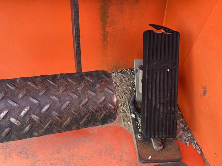 #1206-•-2011-jlg-6042-telehandler-image-13