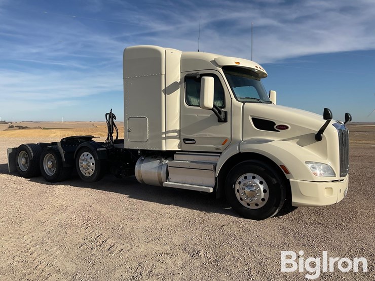 2020-peterbilt-579-image-3