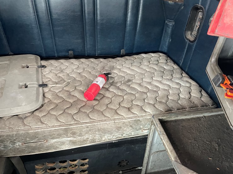 #1154-•-1996-freightliner-truck-tractor-(has-mn-reconstructed-title)-image-42