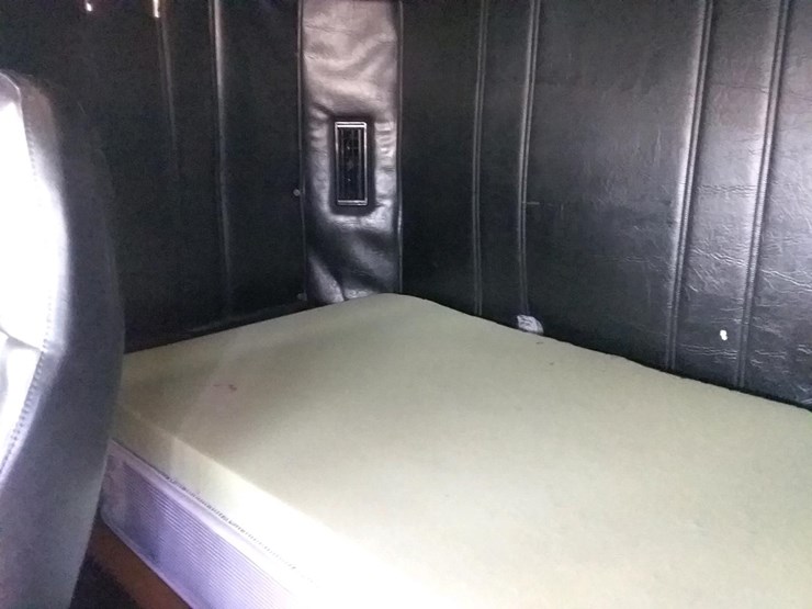 1996-freightliner-fld120-image-48