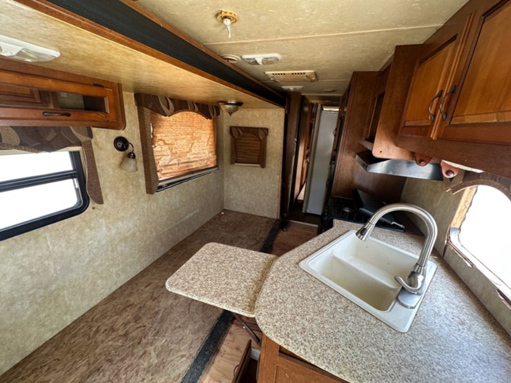 2013-coachmen-catalina-travel-trailer-image-11