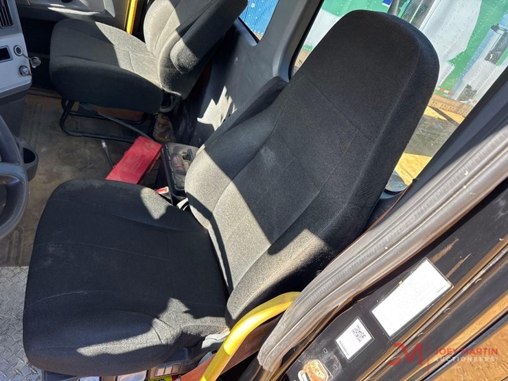 2084-freightliner-cascadiaday-cab-truck-tractor-image-23