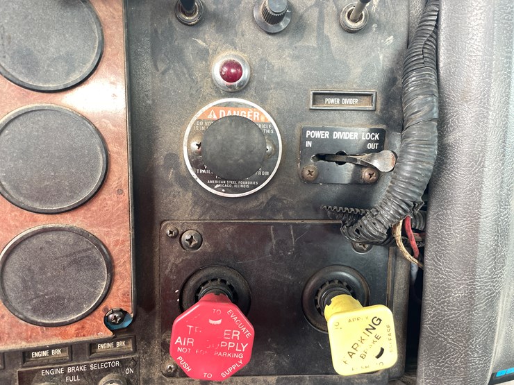 #1107-•-1994-international-truck-tractor-(has-mn-title)-image-29