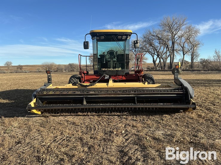 new-holland-320-image-2