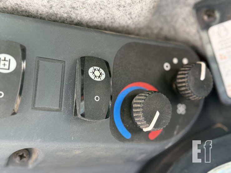 2017-deere-331g-image-37