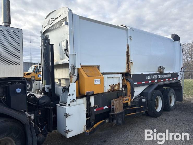 2015-peterbilt-320-image-20