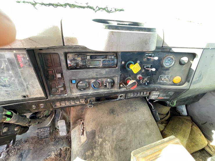 #1108-•-1996-international-cab-and-chassis-(has-mn-title)-image-24