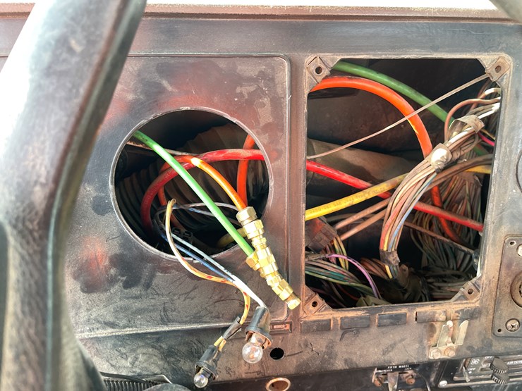 #1104-•-1989-international-truck-tractor-**should-be-trailered**-(has-mn-title)-image-28