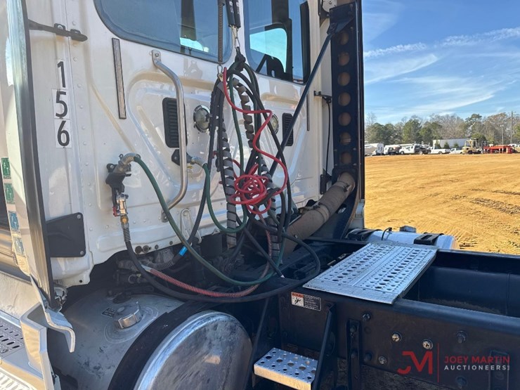 2014-freightliner-cascadia-evolution-day-cab-truck-tractor-image-6