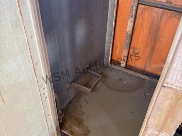 caboose-rail-car-w/-trucks-&-rail-section-image-21