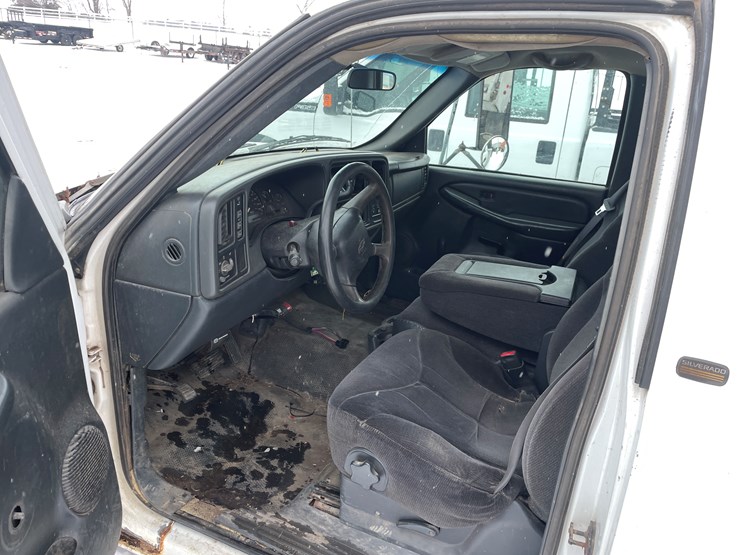 #1169-•-2001-chevrolet-3500-dump-box-truck-(has-mn-title)-image-25