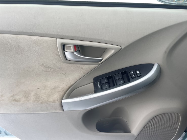 #1155-•-2013-toyota-prius-hybrid-(has-mn-title-in-delay)-image-26