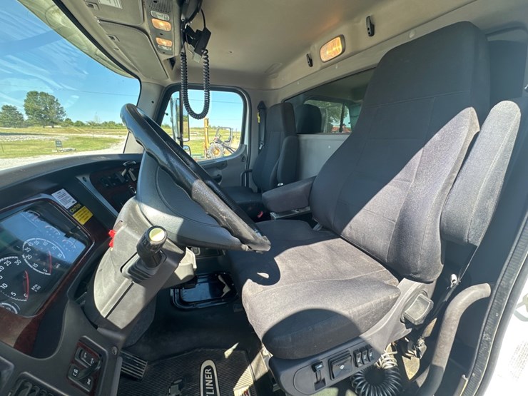 freightliner-m2-106-image-7