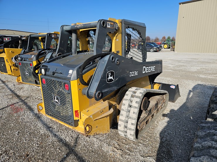 deere-323e-image-15
