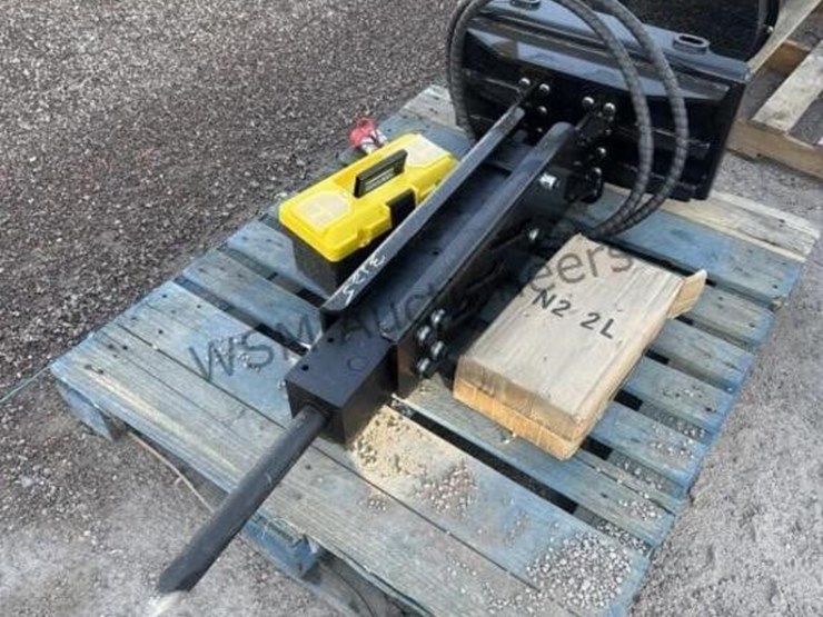 2025-giyi-p45-breaker-hammer-for-stand-up-skid-image-3