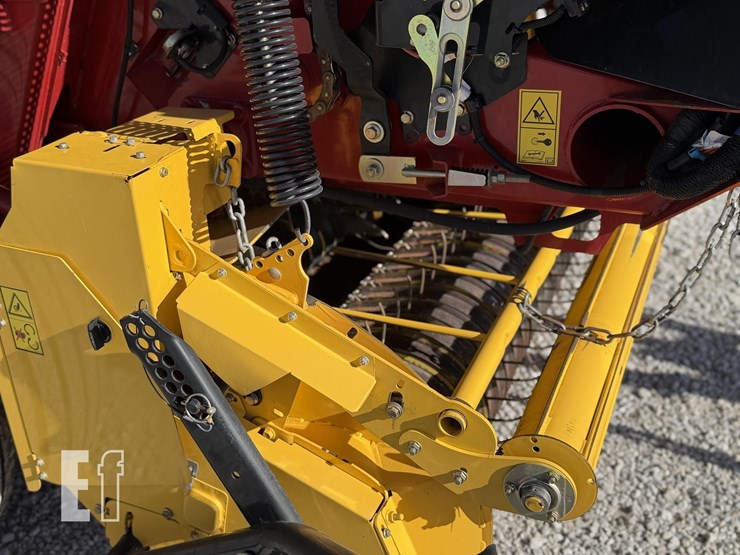 new-holland-roll-belt-560-image-30