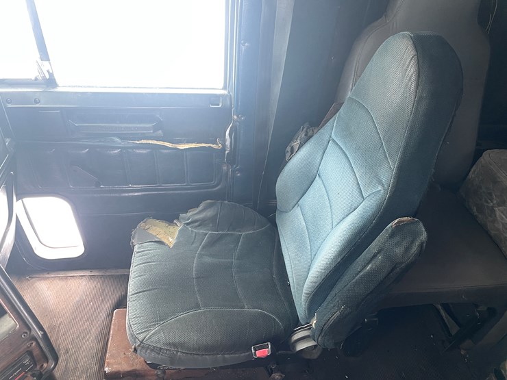 #1154-•-1996-freightliner-truck-tractor-(has-mn-reconstructed-title)-image-38