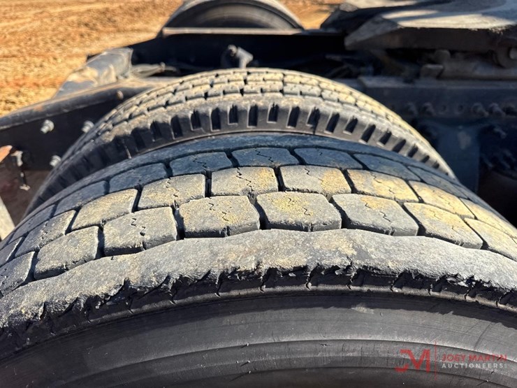 2014-freightliner-cascadia-evolution-day-cab-truck-tractor-image-11