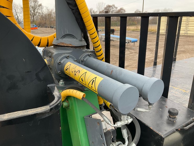 #2150-•-2017-roadster-trailer-with-a-farma-c6,-3-g2-loader-image-14