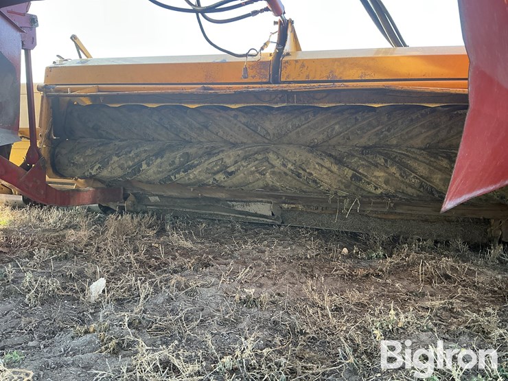 new-holland-320-image-12