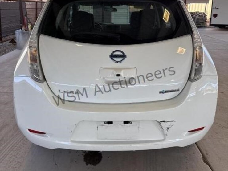 2015-nissan-leaf-s-hatchback-image-6