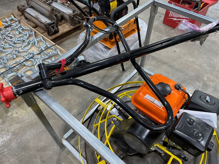 #7900-•-land-hero-lvh-436-power-trowel-image-4