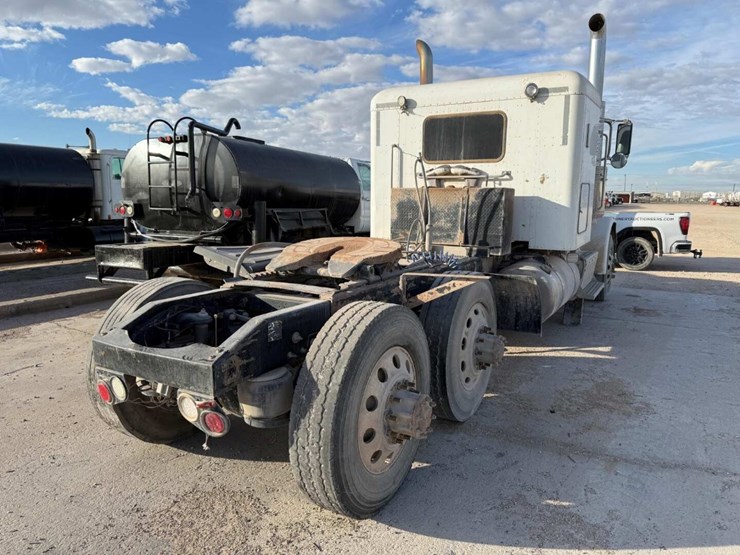 2016-peterbilt-389-image-3