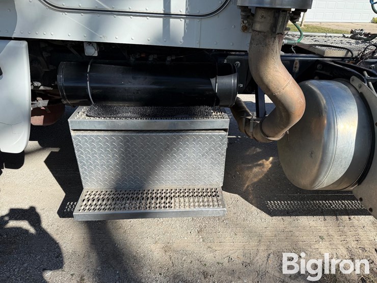 2008-peterbilt-388-image-9